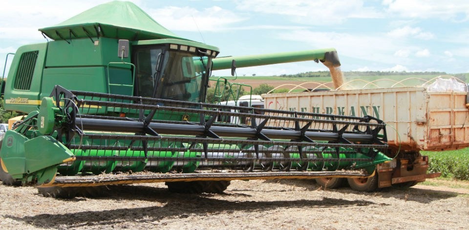 Colheita em um campo de soja em Goiás. Exportação do grão bateu recorde no mês