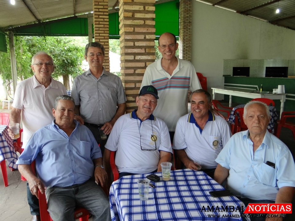 Acompanhados pelo prefeito Sérgio Barbosa, atuais e ex-rotarianos,  muitos fizeram parte da fundação e dos primeiros anos do clube.