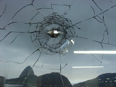 Parentes de vítimas de bala perdida fazem protesto Parentes de vítimas de bala perdida fazem protesto