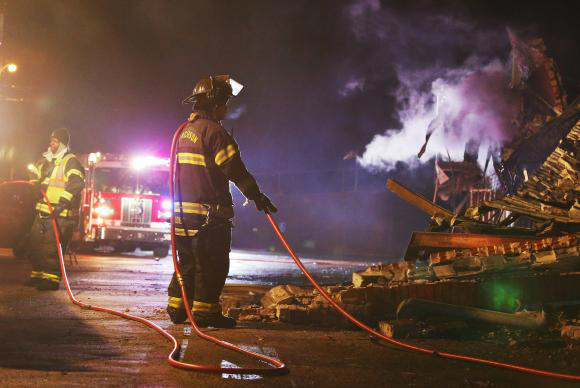 Bombeiros trabalham para controlar fogo em FergusonLarry W. Smith/EPA/Agê