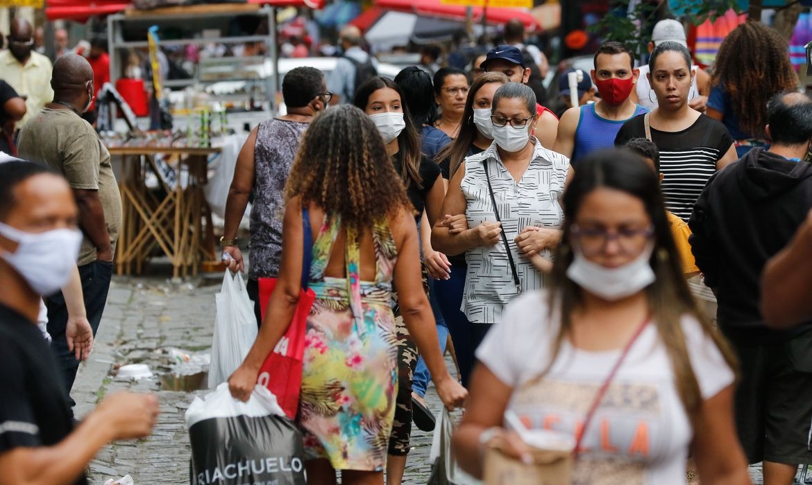 Covid-19: Brasil registra 303 mortes e 12.126 casos em 24 horas Foto: Agência Brasil