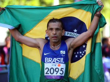Brasil ganha mais um ouro em Londres com Tito Sena na maratona paralímpica O brasiliense arrancou nos metros finais e faturou o ouro na maratona T46Foto: Patrícia Santos/CPB/Divulgação