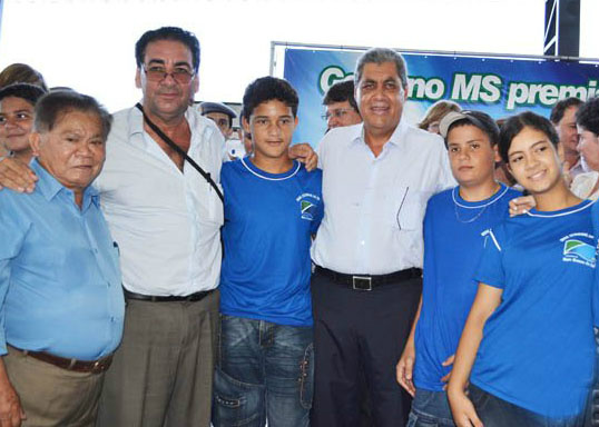 André promete reduzir salários de deputados para ampliar prêmios a alunos