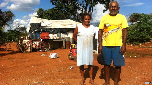 Pobreza recua no Brasil, mas fim da miséria é questionável Emilio Luis da Silva e Maria Lúcia Maciel em frente ao barraco onde vivem.