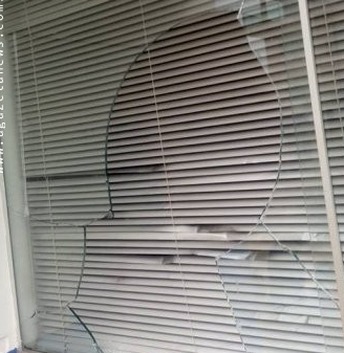 Indivíduo ou indivíduos quebraram uma das janelas da agência para invadir o prédio. / Foto: Divulgação