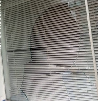 Agência da Caixa Econômica de Amambai foi invadida nesta segunda (19) Indivíduo ou indivíduos quebraram uma das janelas da agência para invadir o prédio. / Foto: Divulgação