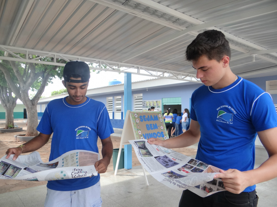 Alunos entregando os  jornais produzidos por eles na escola. / Foto: Moreira Produções