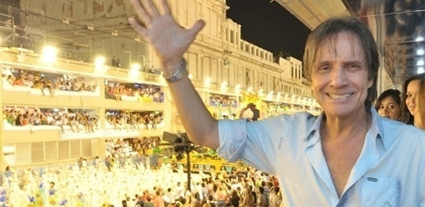 Roberto Carlos foi a grande atração do segundo dia de desfiles das escolas no Rio Roberto Carlos foi a grande atração do segundo dia de desfiles das escolas no Rio