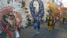 O estandarte da Troça Carnavalesca Ceroula de Olinda dançou em meio a homens fantasiados com grandes costas de penas e brilho Sumaia VillelaFoto: Divulgação