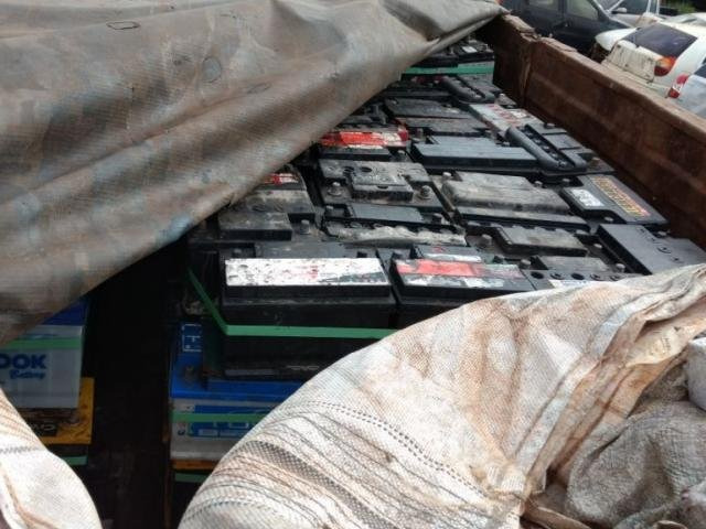 A carga estava no semi-reboque da carreta com placas do Estado do Paraná. (Foto: Divulgação PMR) 