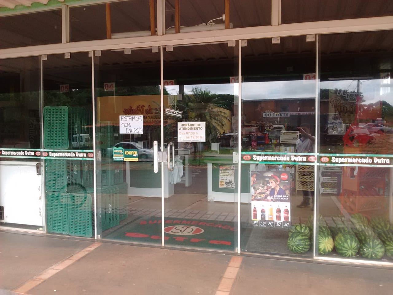 Moradores de Amambai estão há 24 horas sem energia elétrica O Mercado Dutra mantém suas portas fechadas nesta segunda-feira (19) por conta da falta de energia / Foto: Divulgação