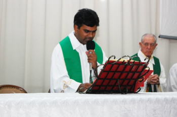 O pároco da Igreja Matriz de Amambai, o padre Raju Devarokonda.