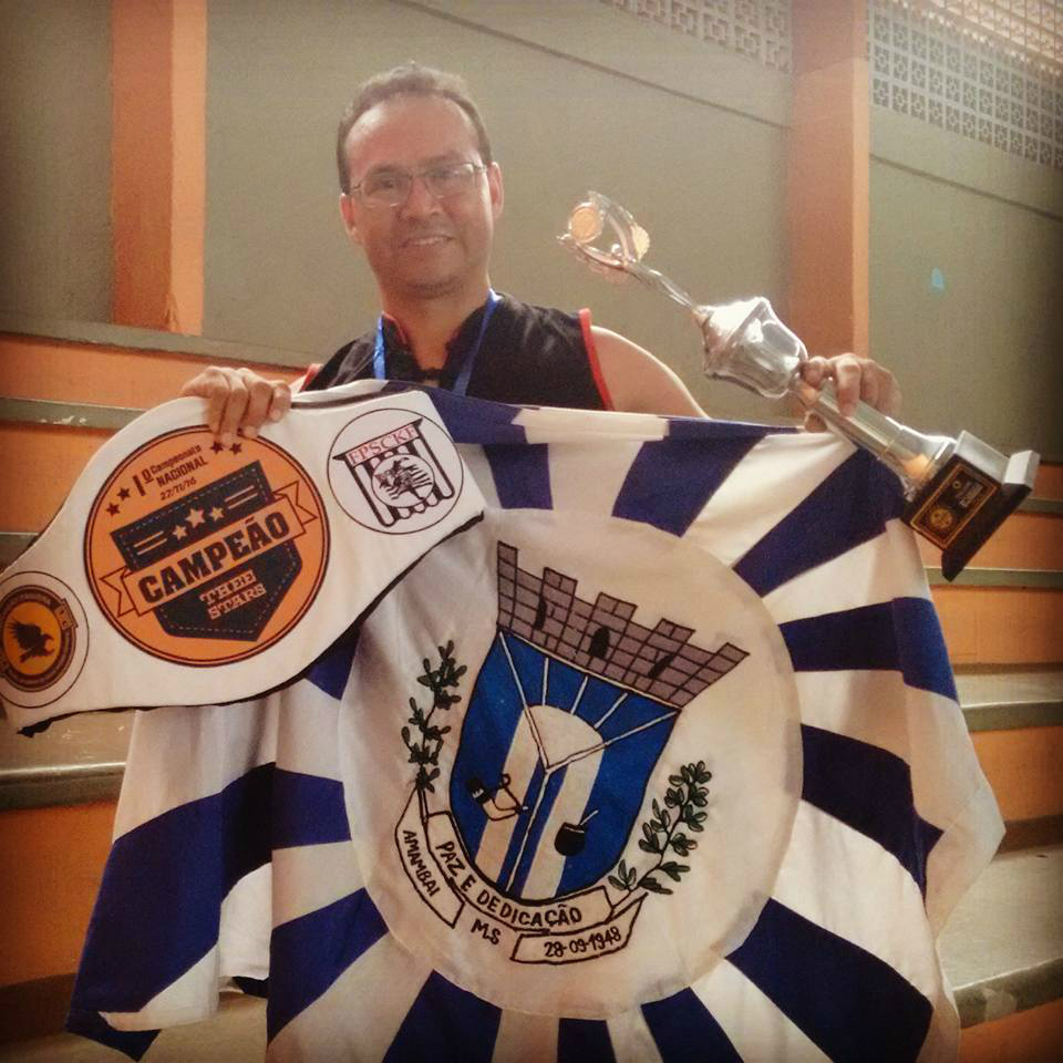 Atleta amambaiense de Kung Fu vence campeonato em SP e termina o ano invicto Egberto trouxe para Amambai o troféu de campeão em sua categoria e o cinturão de melhor atleta da competição / Foto: Facebook