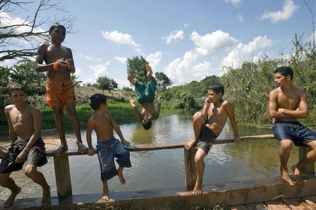 Meninos nadam em rio na Floresta Nacional do Tapajós na Amazônia, Brasil. Foto: ONU/Eskinder Debebe.