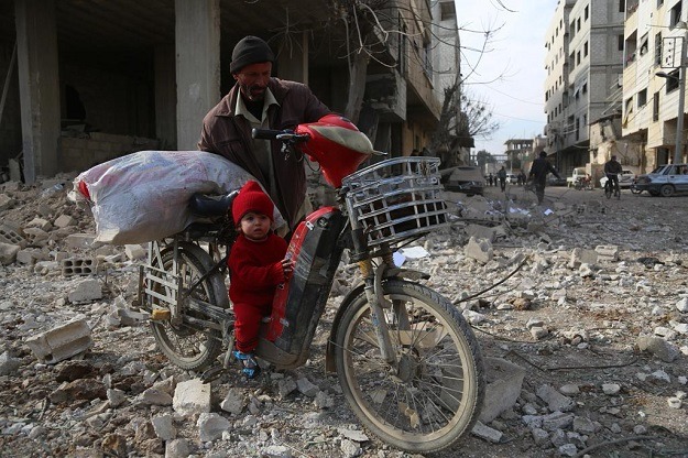 Criança de 18 meses em Ghouta Oriental com avô. Foto Unicef, Amer Almohibany, 2018