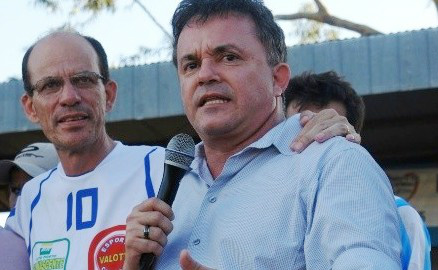 Pavimentação e rede de drenagem velhas prejudicam manutenção de ruas Sérgio Barbosa (E) e o deputado Vander Loubet.