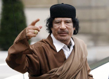 Khadafi vai a hotel onde estão jornalistas estrangeiros para demonstrar poder