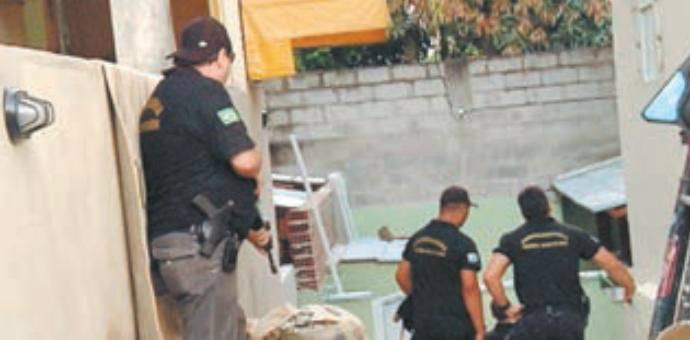 Policiais suspeitos de extorsão são presos no Rio Policiais suspeitos de extorsão são presos no Rio