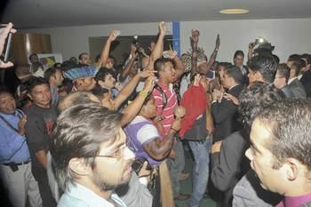 Índios fazem manifestação nas dependências da Câmara contra a aprovação da PEC sobre a demarcação de terras indígenas – Foto: Agência Brasil