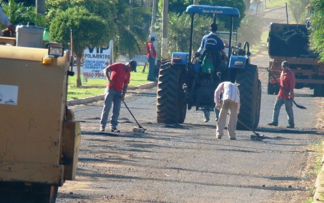 Pavimentação e rede de drenagem velhas prejudicam manutenção de ruas O material que está sendo aplicado na recuperação das ruas é adquirido de uma usina com sede no município e faz parte de uma remessa de 900 toneladas do produto licitada pela Prefeitura local no final do ano passado com o objetivo exclusivo de realizar tapa-buracos e recuperar ruas em pontos considerados críticos na cidade. (Foto: Vilson Nascimento)