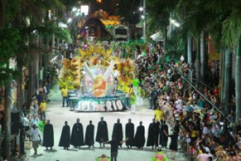 Desfile reuniu 40 mil pessoas em Corumbá ontem à noite. (Foto: Divulgação)