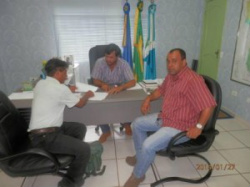 O documento foi entregue pelo capitão Nicolau Brites ao prefeito de Paranhos, Júlio Cesar de Souza, na presença do vereador Guto (PT)Foto: Divulgação