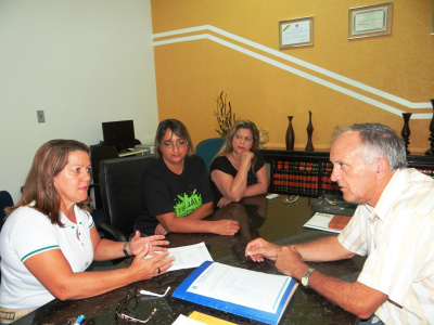 Diretoria do Simted de Amambai reúne-se com presidente da Câmara A reunião aconteceu no gabinete da presidência do legislativo, na terça-feira (28)Foto: Moreira Produções