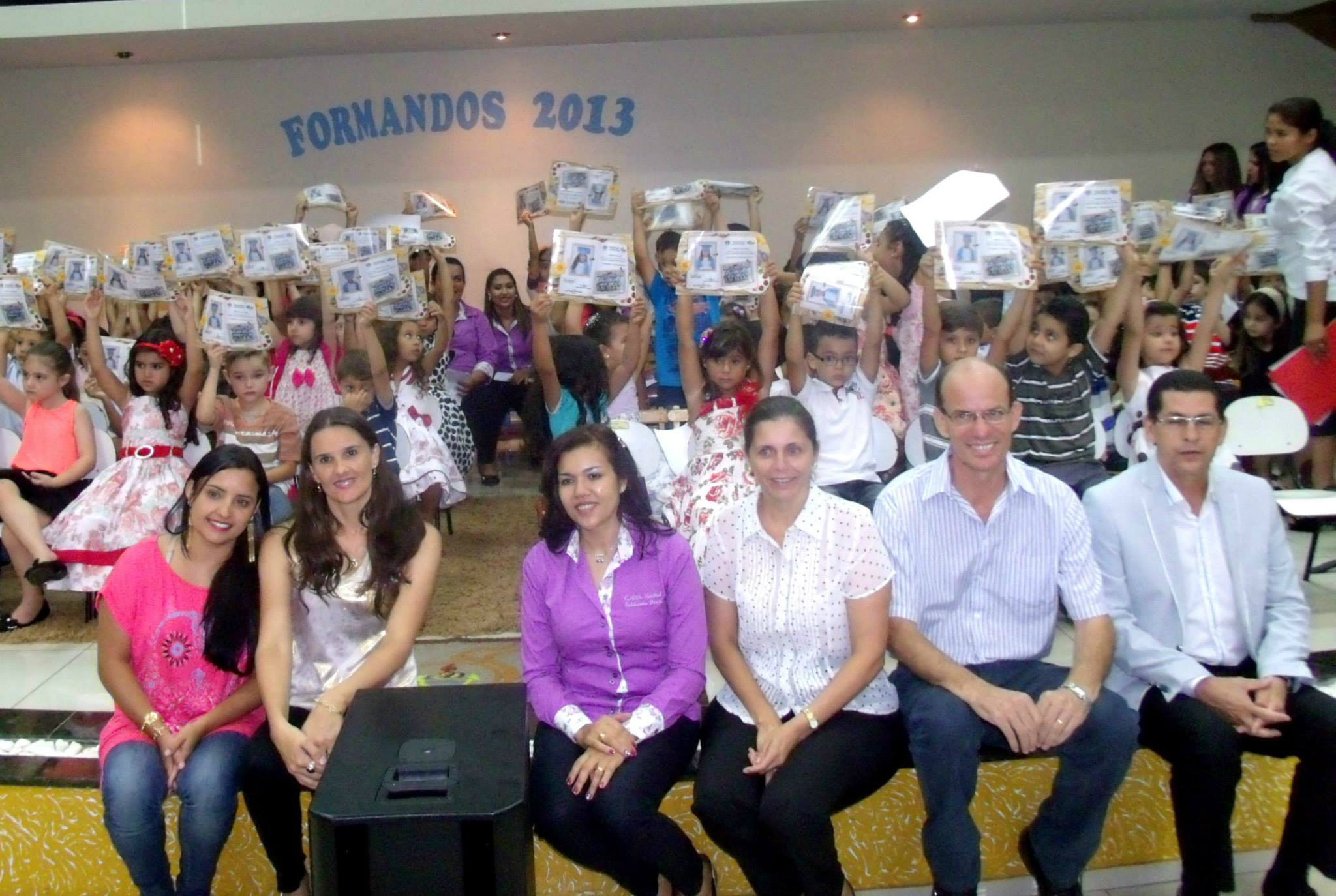 Formatura simboliza o término dos estudos na Educação Infantil e o ingresso dos alunos no Ensino Fundamental. Na foto, solenidade em que os alunos da Escola Rachid receberam os diplomas, no ano de 2013 / Foto: Escola Rachid
