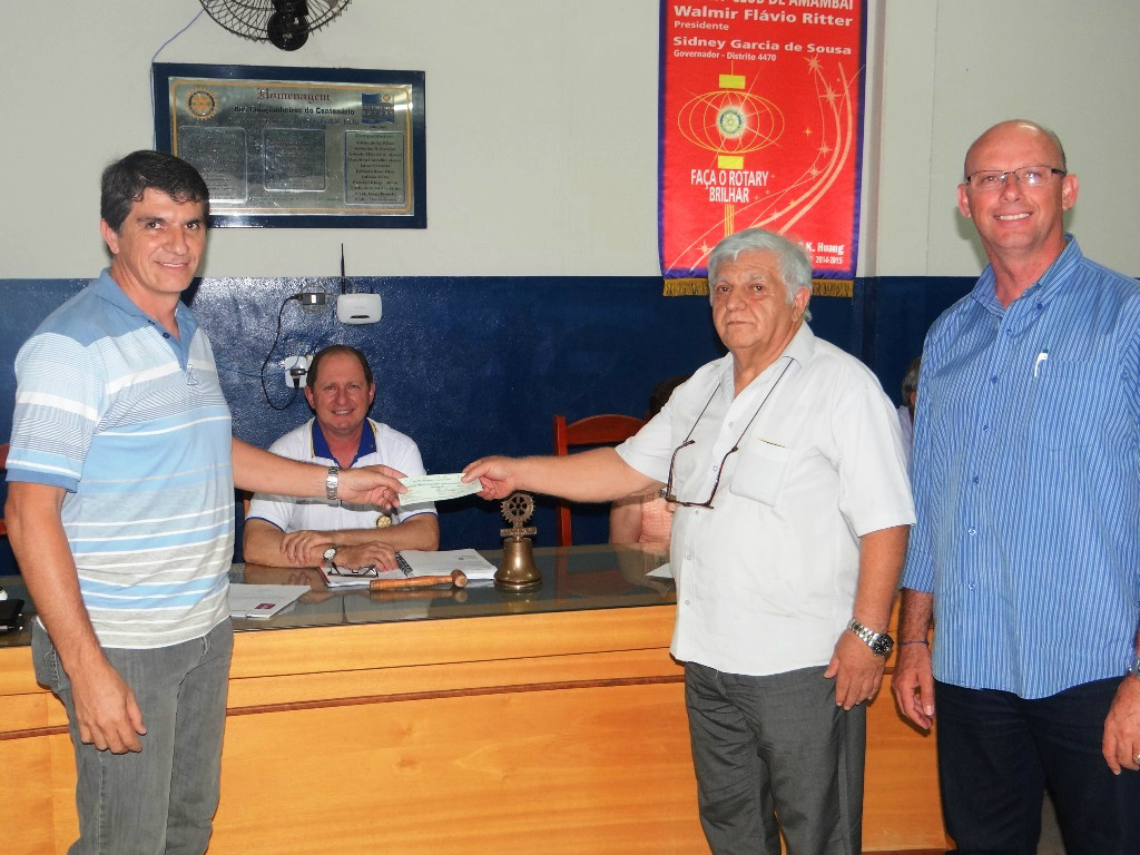 O rotariano Edimilson entregando o recurso para o presidente da SAA, Alcides, e ao diretor do HR, Sérgio; ao fundo, o presidente do clube, Walmir.