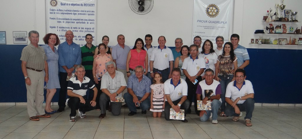 Rotarianos e representantes das entidades beneficiadas com a Ação entre Amigos do Rotary de Amambai.