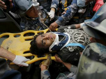 Pema Lama, adolescente nepalês de 15 anos retirado com vida após cinco dias sob os escombros, em Katmandu, nesta quinta-feira, 30 de abril de 2015. 