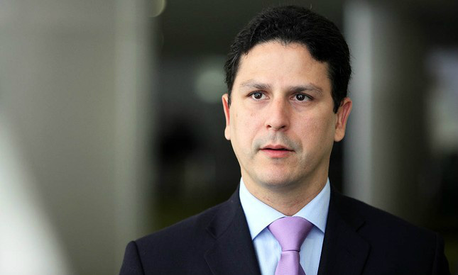 Governo flexibiliza regras do Minha Casa, Minha Vida para pequenos construtores O ministro das Cidades, Bruno Araújo, no anúncio de alteração no Programa Minha Casa, Minha Vida, em cerimônia no Palácio do Planalto Foto: Divulgação