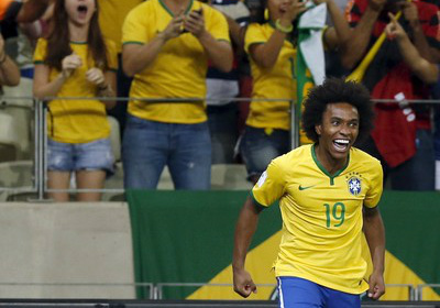 Rei Willian resolve, acalma o Castelão, e Brasil vence a Venezuela por 3 a 1 Willian comemora o seu primeiro gol na vitória da seleção brasileira por 3 a 1 sobre a Venezuela, em Fortaleza (Foto: Reuters)