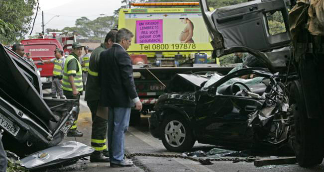 Um morre e cinco ficam feridos em acidente na Anchieta Um morre e cinco ficam feridos em acidente na Anchieta