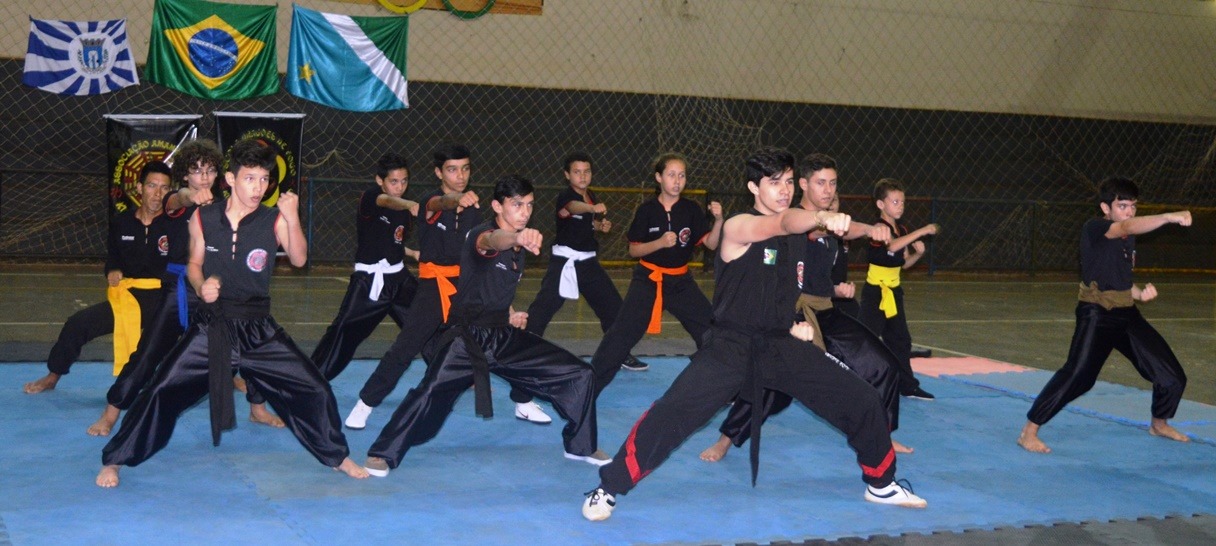 Estadual de Kung Fu reuniu atletas de várias cidades em Amambai no fim de semana A Academia Dragões de Fogo realizou diversas apresentações
