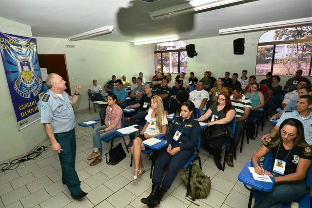 Guardas municipais e policiais militares durante curso do programa Crack, é Possível Vencer, iniciado segunda-feira (19) Crédito: A. Frota