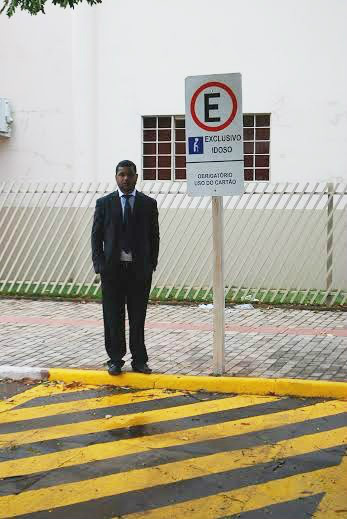 Vereador David Nicoline (SD) em frente de estacionamento privativo para idosos, na rua Sete de Setembro / Foto: Assessoria