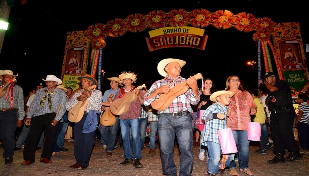 Na descida dos andores, misturam-se o canto da ladainha e o batuque em ritmo de frevo, onde os fieis dançam e se agitam.
