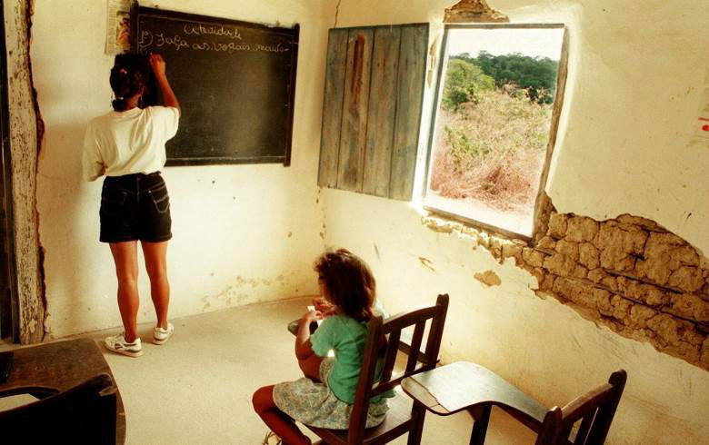 Professora dá aula para a aluna de 9 anos em escola rural de Branquinha, Alagoas, um dos estados com menos recursos e menores indicadores de qualidade