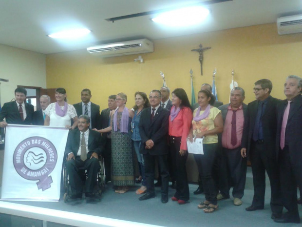 Integrantes do Movimento das Mulheres de Amambai comemoram a conquista junto aos vereadores / Foto: Assessoria