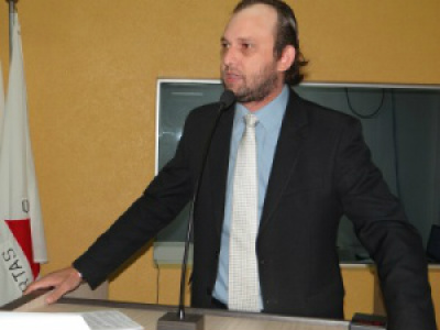 Vereador Luciney critica edital para pré-matrículas nos CEIs de Amambai Vereador de Amambai, Luciney Bampi (PV)Foto: Moreira Produções