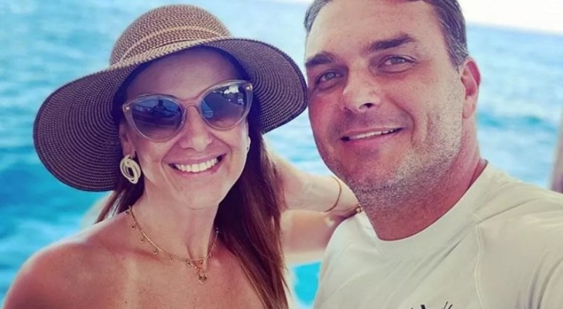 Flagrado em Fernando de Noronha com verba pública, Flávio diz que devolve verba Flavio Bolsonaro e a esposa em Fernando de Noronha (Foto: Reprodução)