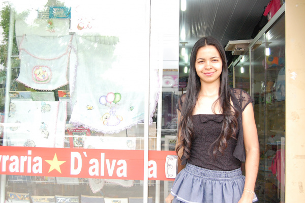 2° Feirão dos Amigos: Evento termina com balanço positivo Gerente da Livraria Estrela D'alva, Jhanieire Silva Nunes