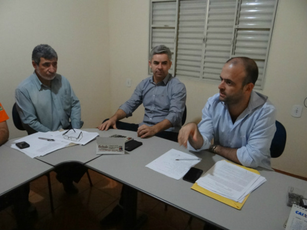 Comerciantes e comerciários de Amambai firmam acordo de trabalho E/D - Divino José Martins, sindicato dos trabalhadores; Azor de Assis, da Acia e o presidente do Sicobai, Marlos Mathias SignoriFoto:Arquivo/Moreira Produções