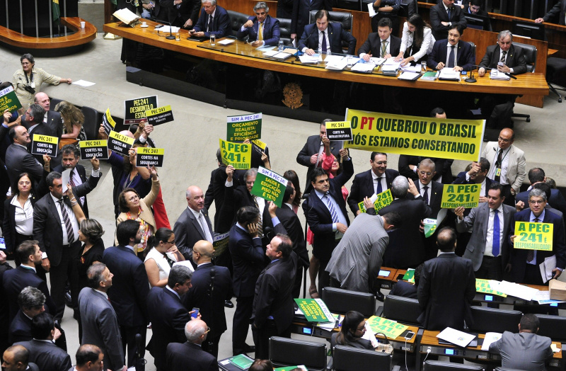 Senado rejeita emendas e aprova PEC do Teto de Gastos em primeiro turno Foram apresentados três destaques para votação em separado da PEC do Teto dos Gastos PúblicosFoto: Divulgação
