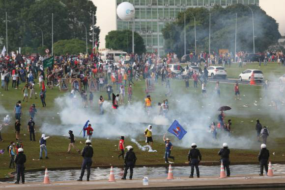 Clima continua tenso na Esplanada dos Ministérios; MEC teve vidros quebrados Manifestantes contrários à PEC do Teto e polícia entram em confronto em frente ao Congresso NacionalFoto: Divulgação