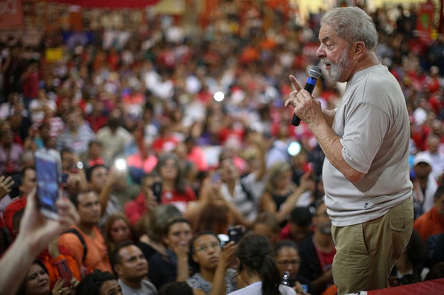 Ex presidente Lula participa de ato na Quadra dos Bancários em outubro de 2017 / Filipe Araujo
