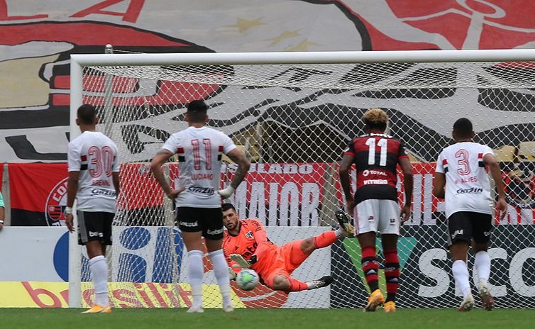 São Paulo goleia Flamengo no Maracanã Volpi foi o grande destaque da partida. - Twitter São Paulo FC/Rubens Chiri e Paulo Pinto