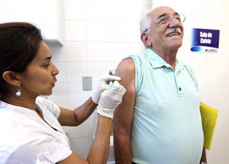Idosos devem procurar unidades de saúde com documento de identificação para ter acesso a vacinasFoto: Foto: Divulgação 