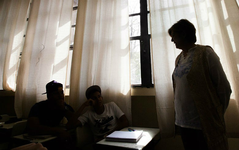 Longas jornadas, condições precárias, baixos salários: poder público inverteu lógica de valorização do professor